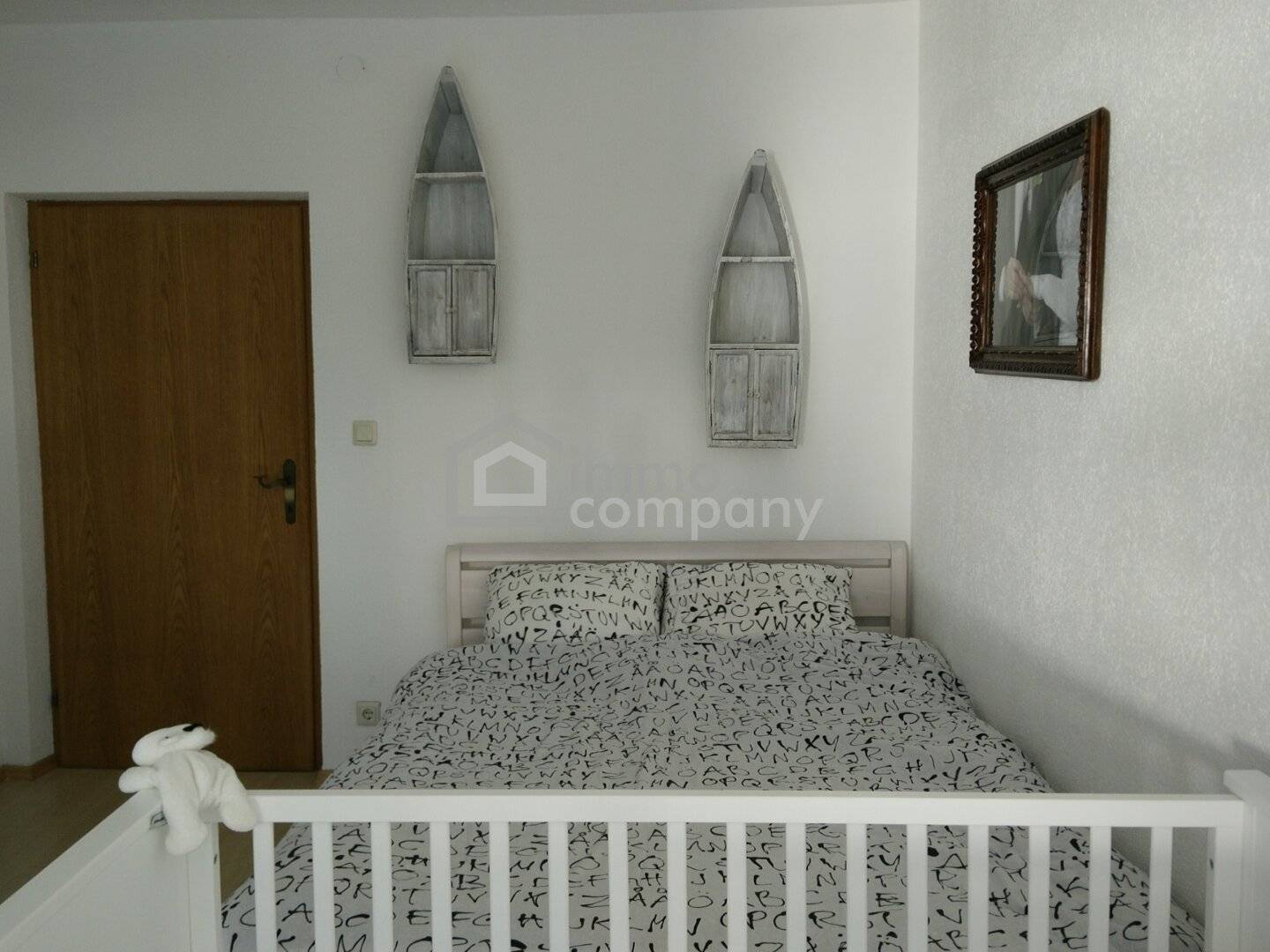 Well maintained apartment in center with parking