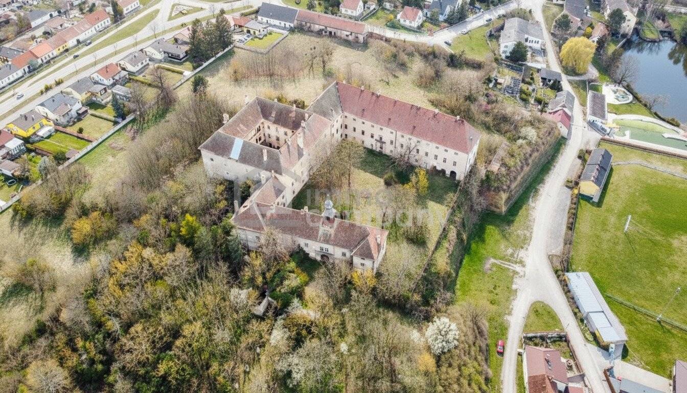 Historisches Anwesen mit weitläufigem Grundstück!