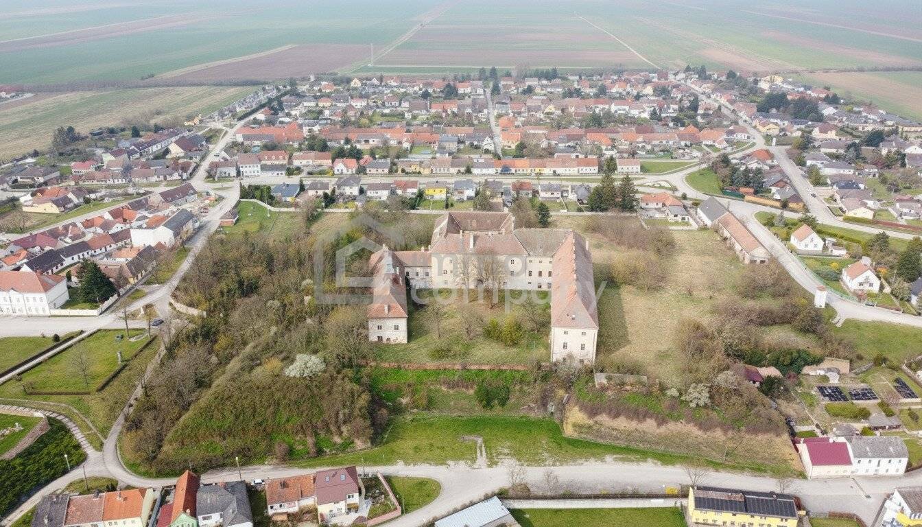 Historic estate with extensive grounds