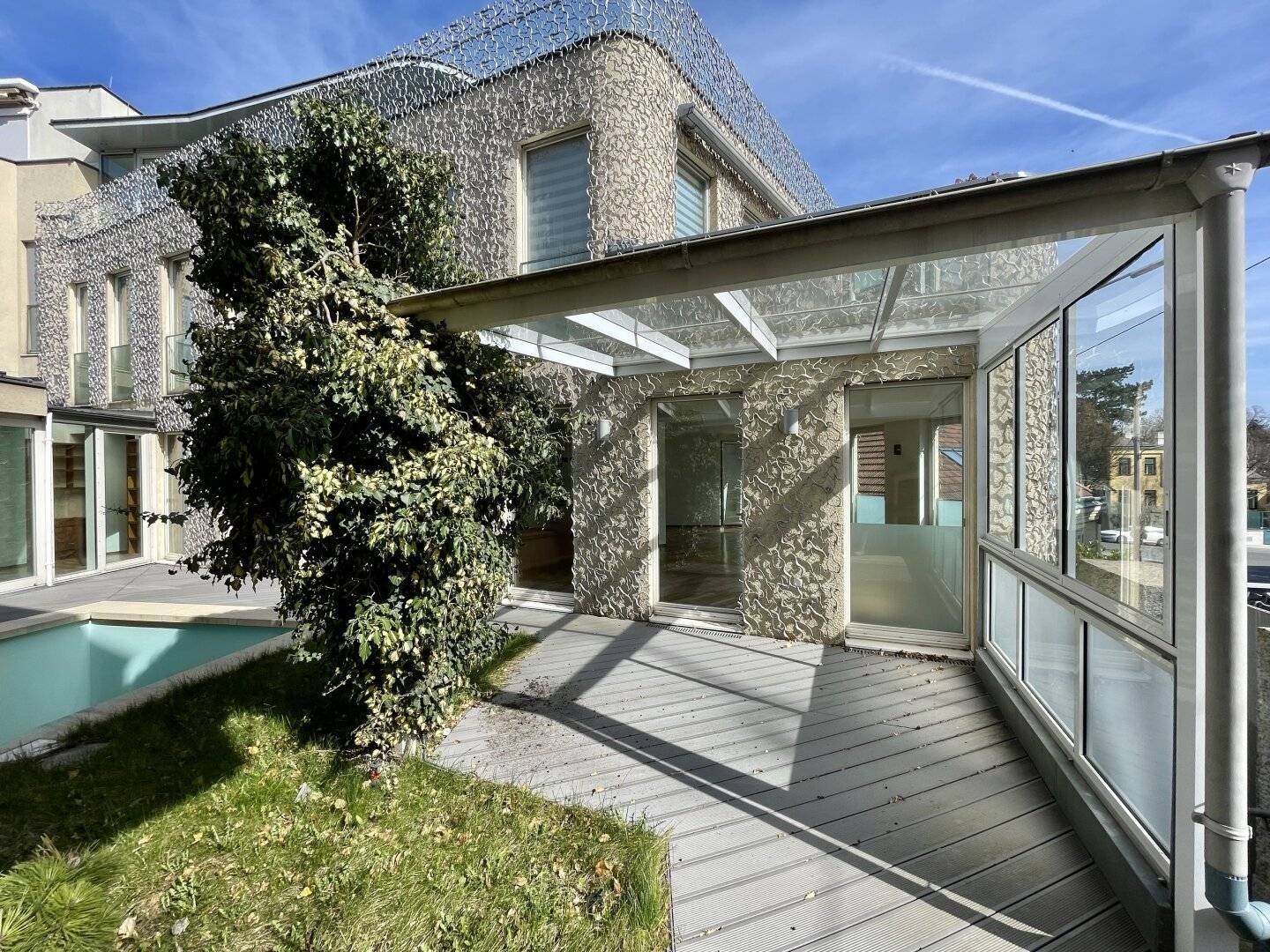 Apartment in a quiet location with its own garden and pool