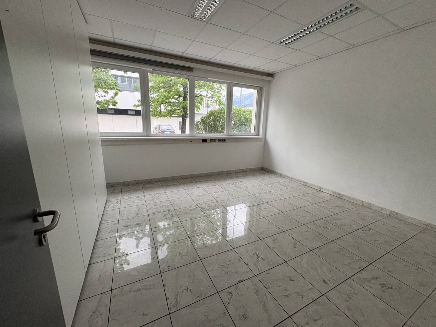 MIETE: Büro, Geschäft, Ausstellungsfläche, Praxis,...