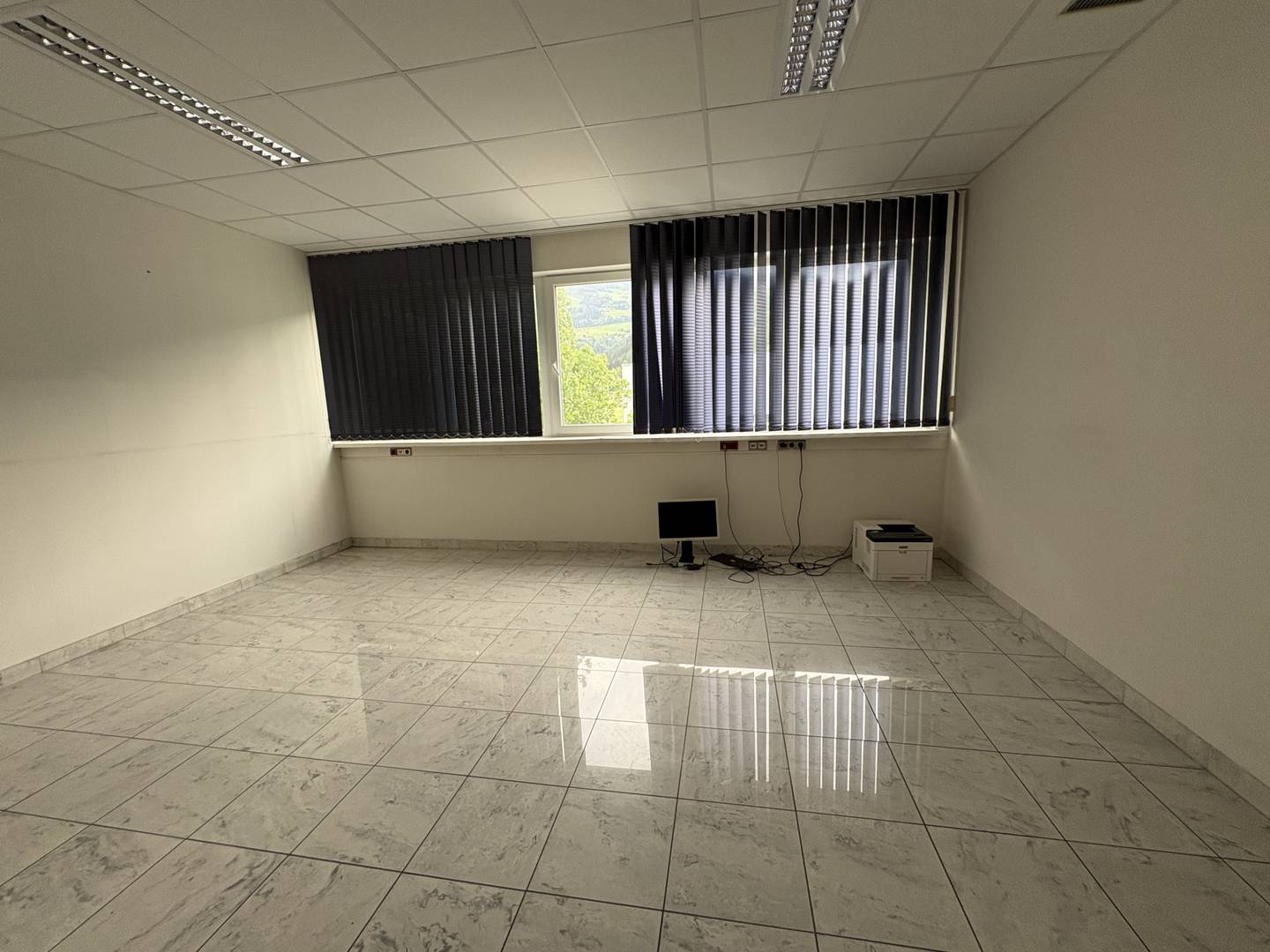 MIETE: Büro, Geschäft, Ausstellungsfläche, Praxis,...
