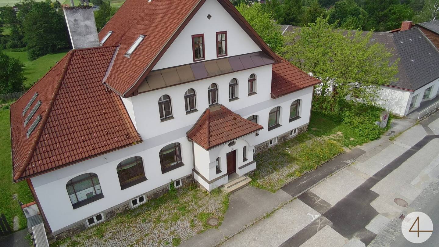 Mehrfamilienhaus in Schwarzenau nahe Bahnhof – modernisiert mit Garten