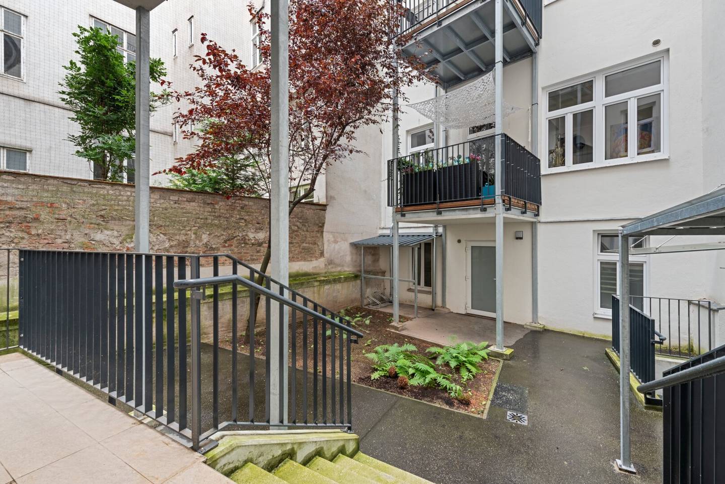 Ideale Möglichkeit zur Kurzzeitvermietung - Geschäftslokal mit Balkon in den ruhigen Innenhof