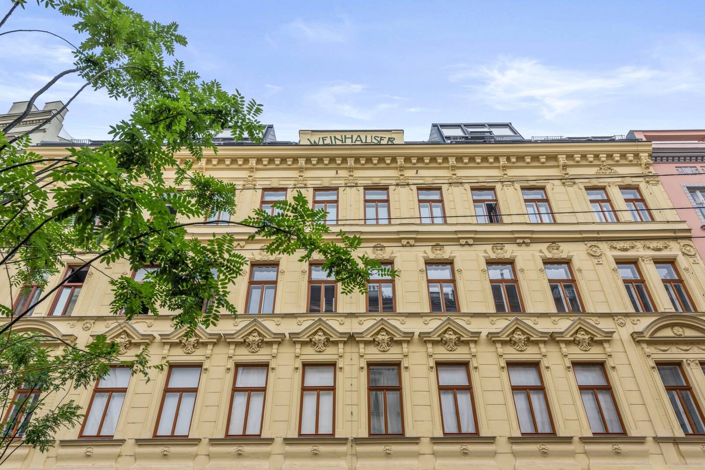 Ideale Möglichkeit zur Kurzzeitvermietung - Geschäftslokal mit Balkon in den ruhigen Innenhof
