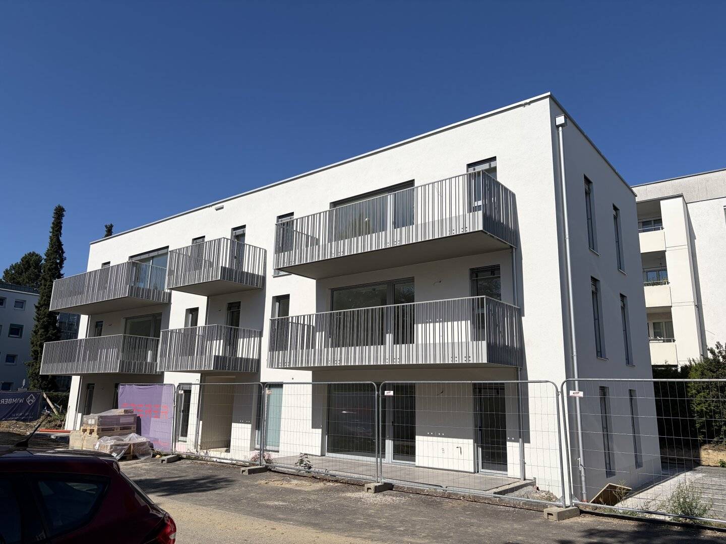 Wohnung mit eigenem Garten und Terrasse im ruhigen Neubau