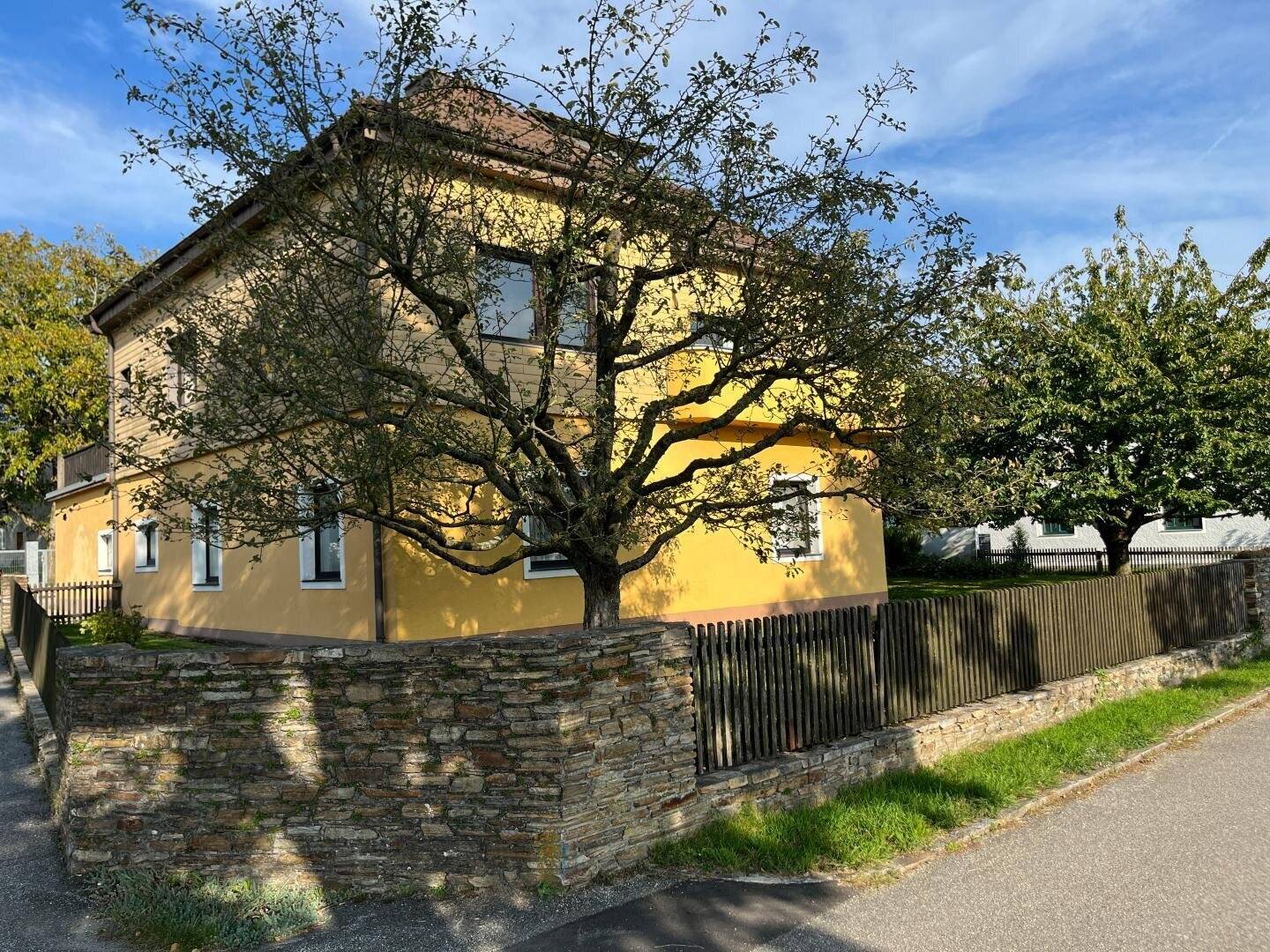 Hammer Price! Idyllic house with two residential units in Sleeping Beauty's Sleep in a unique location on the Danube Persenbeug Zentrum