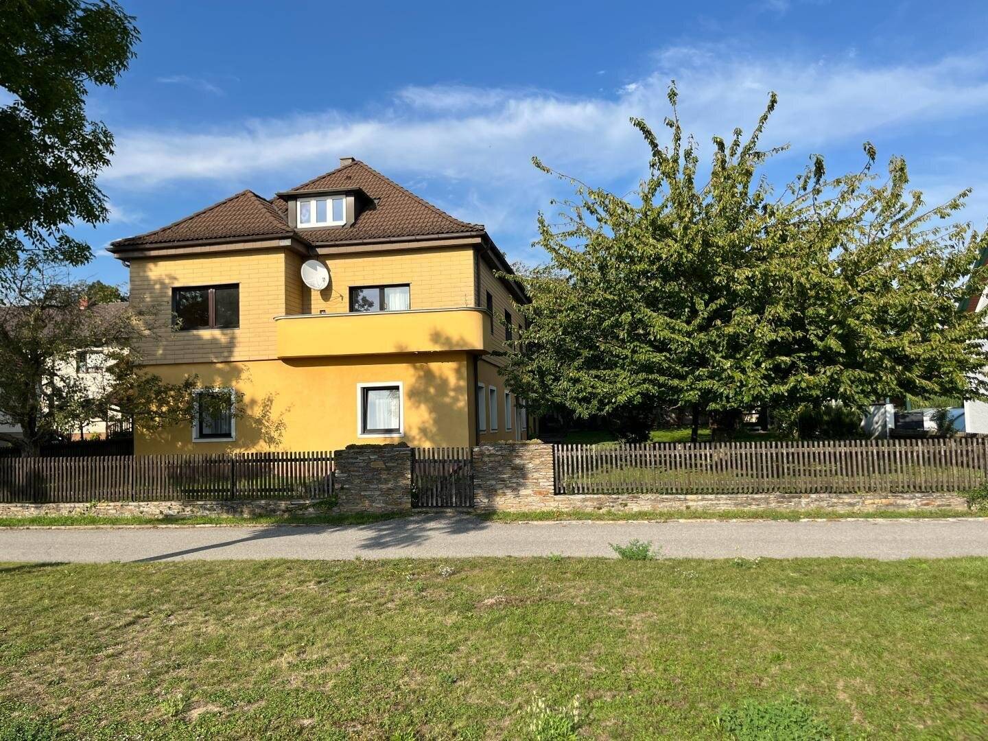 Hammer price! Idyllic house with 2 living units in Sleeping Beauty's slumber in a unique location on the Danube Persenbeug Zentrum