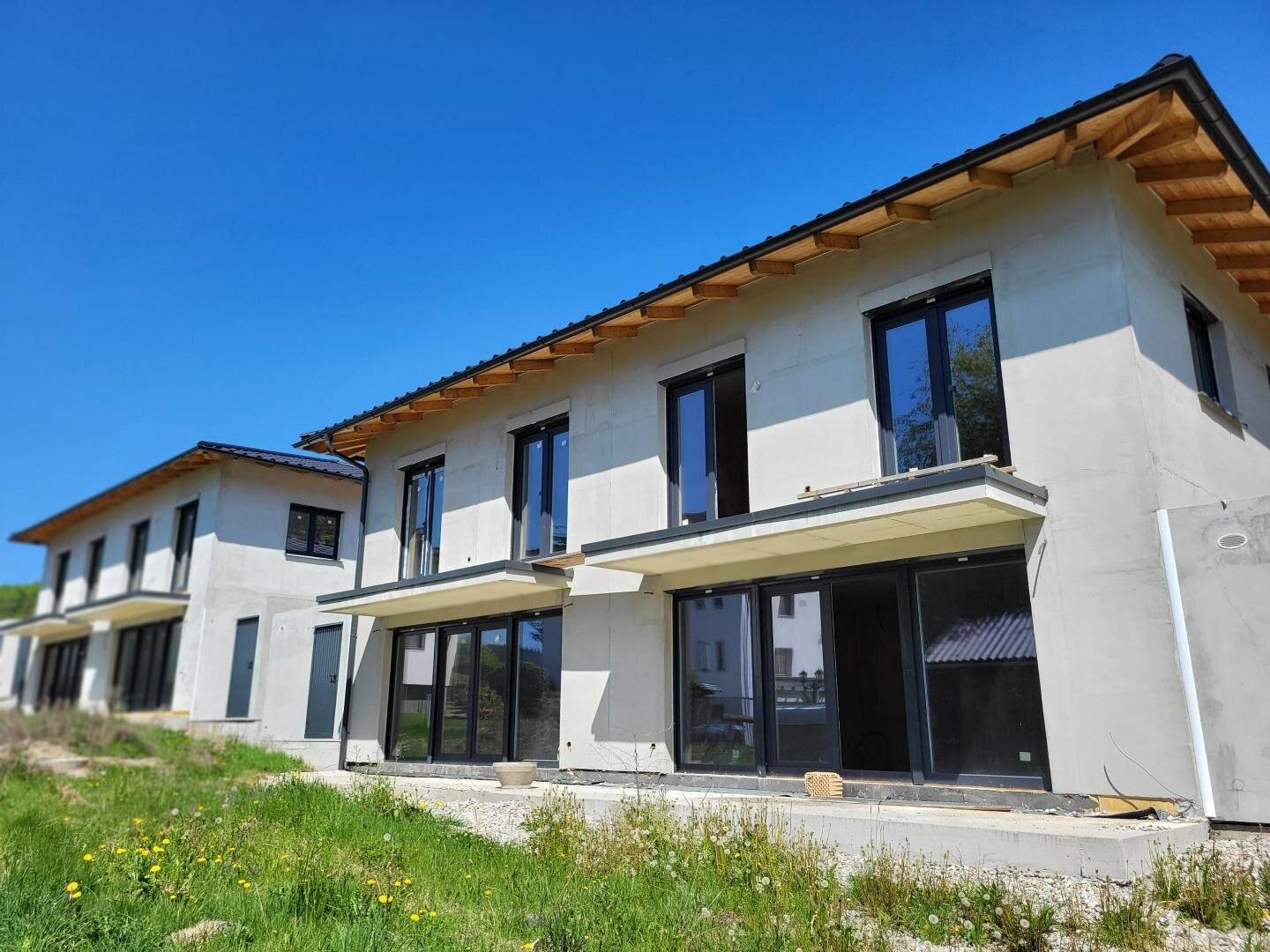 Rohbau-Doppelhaushälfte in Bruckmühl mit Garage & sonnigem Garten