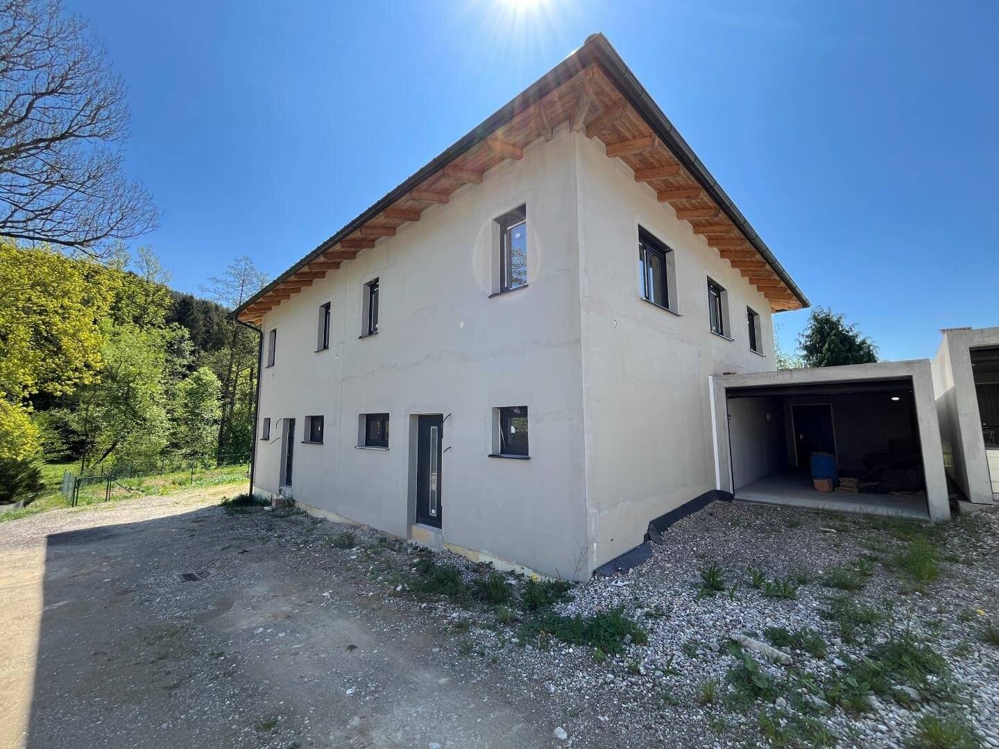 Rohbau-Doppelhaushälfte in Bruckmühl mit Garage & sonnigem Garten