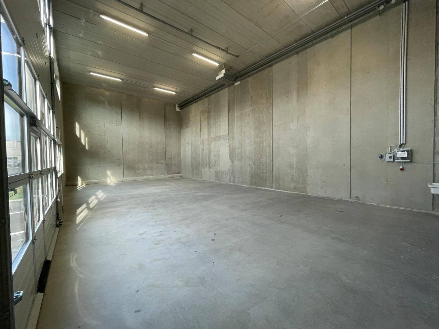 Lagerhalle in Regau, 122 m², sofort beziehbar, Top Lage nahe A1