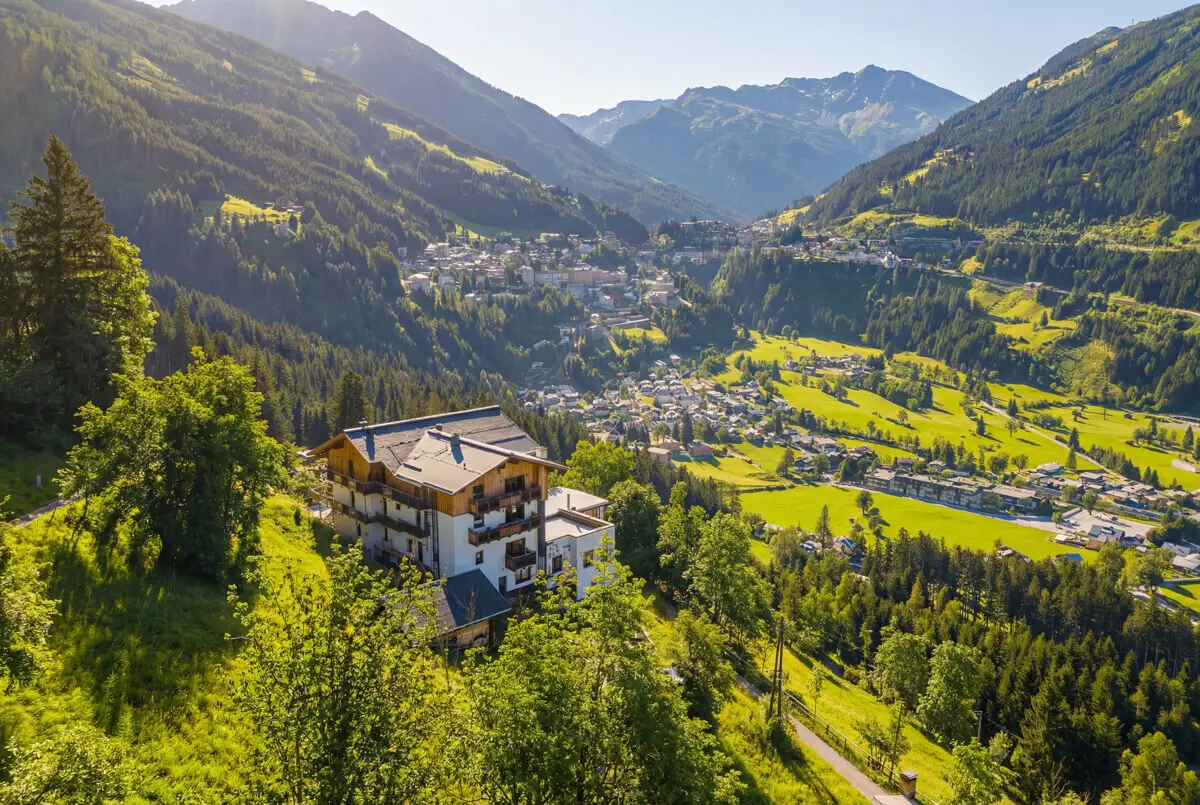 Gastein Valley holiday apartment with restaurant and apartments