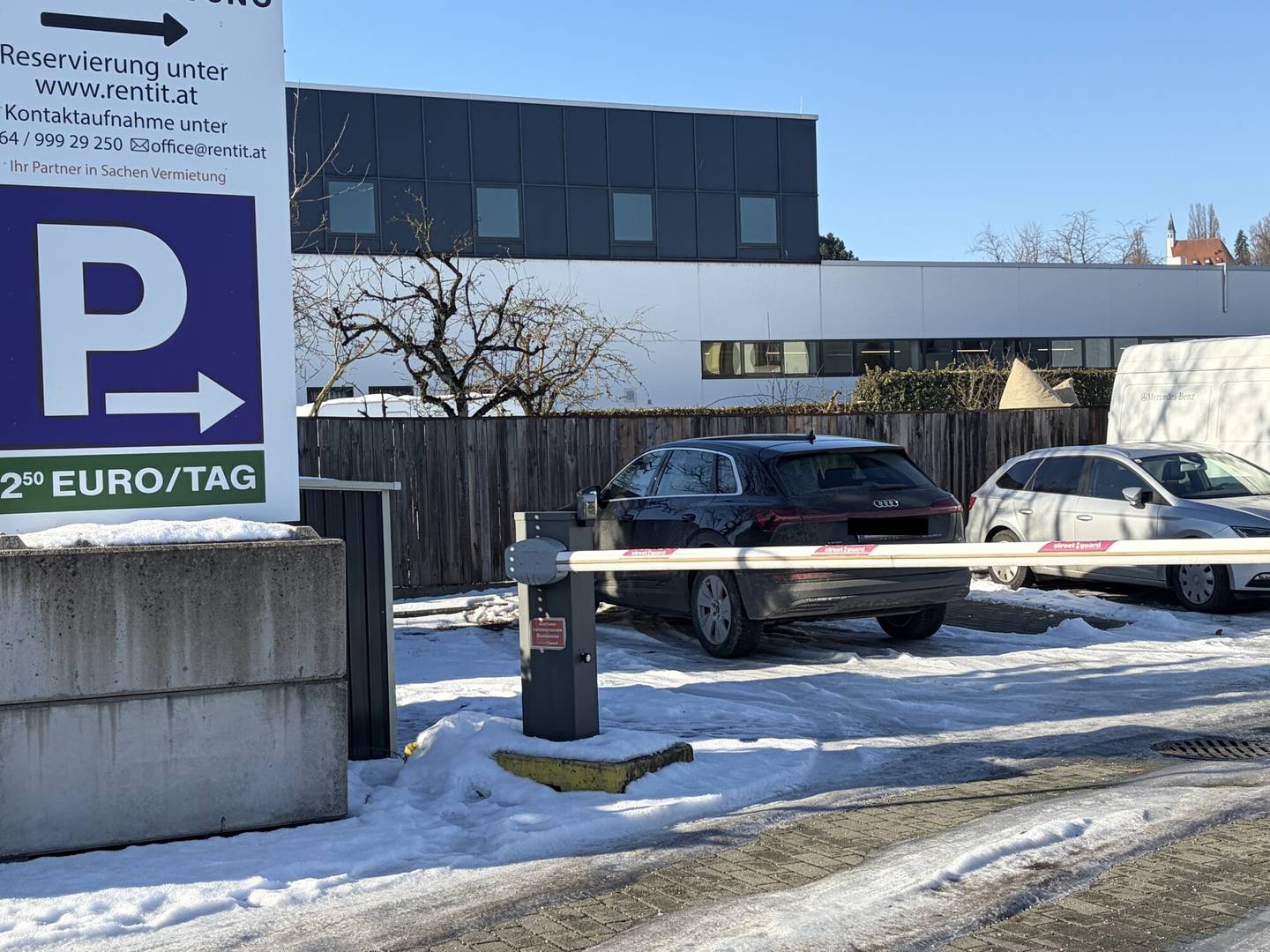Parkplatz mit Wallbox-Lademöglichkeit für E-Autos in zentraler Lage
