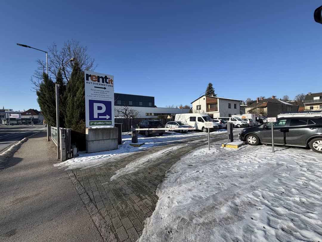 Parkplatz mit Wallbox-Lademöglichkeit für E-Autos in zentraler Lage