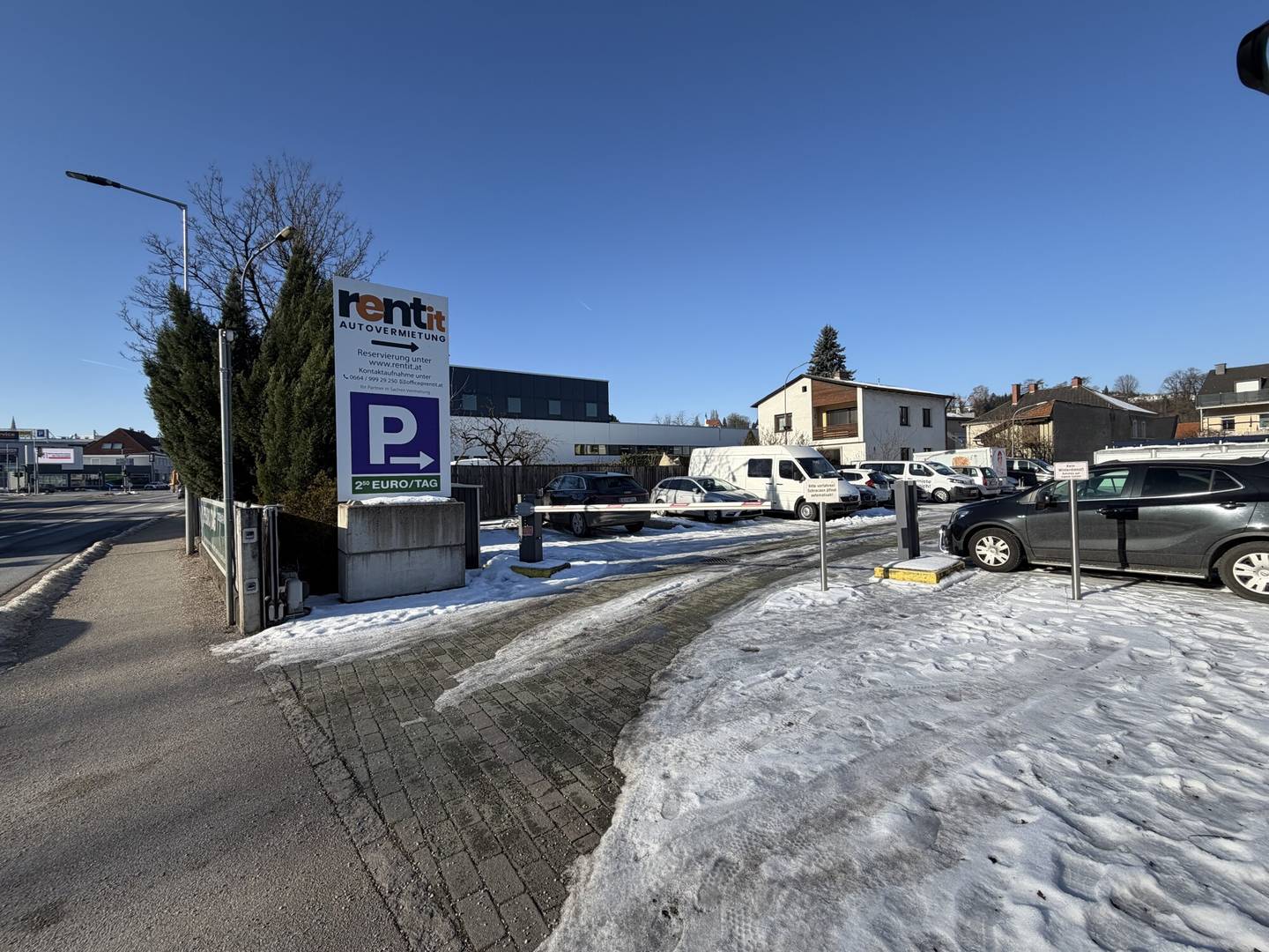 Parkplatz mit Wallbox-Lademöglichkeit für E-Autos in zentraler Lage