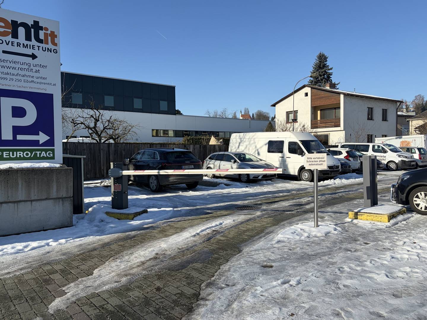 Parkplatz mit Wallbox-Lademöglichkeit für E-Autos in zentraler Lage