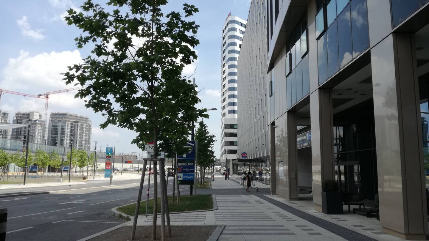Skytower: 2-room with glazed loggia on 76 m2 living area plus optional parking space (currently rented)
