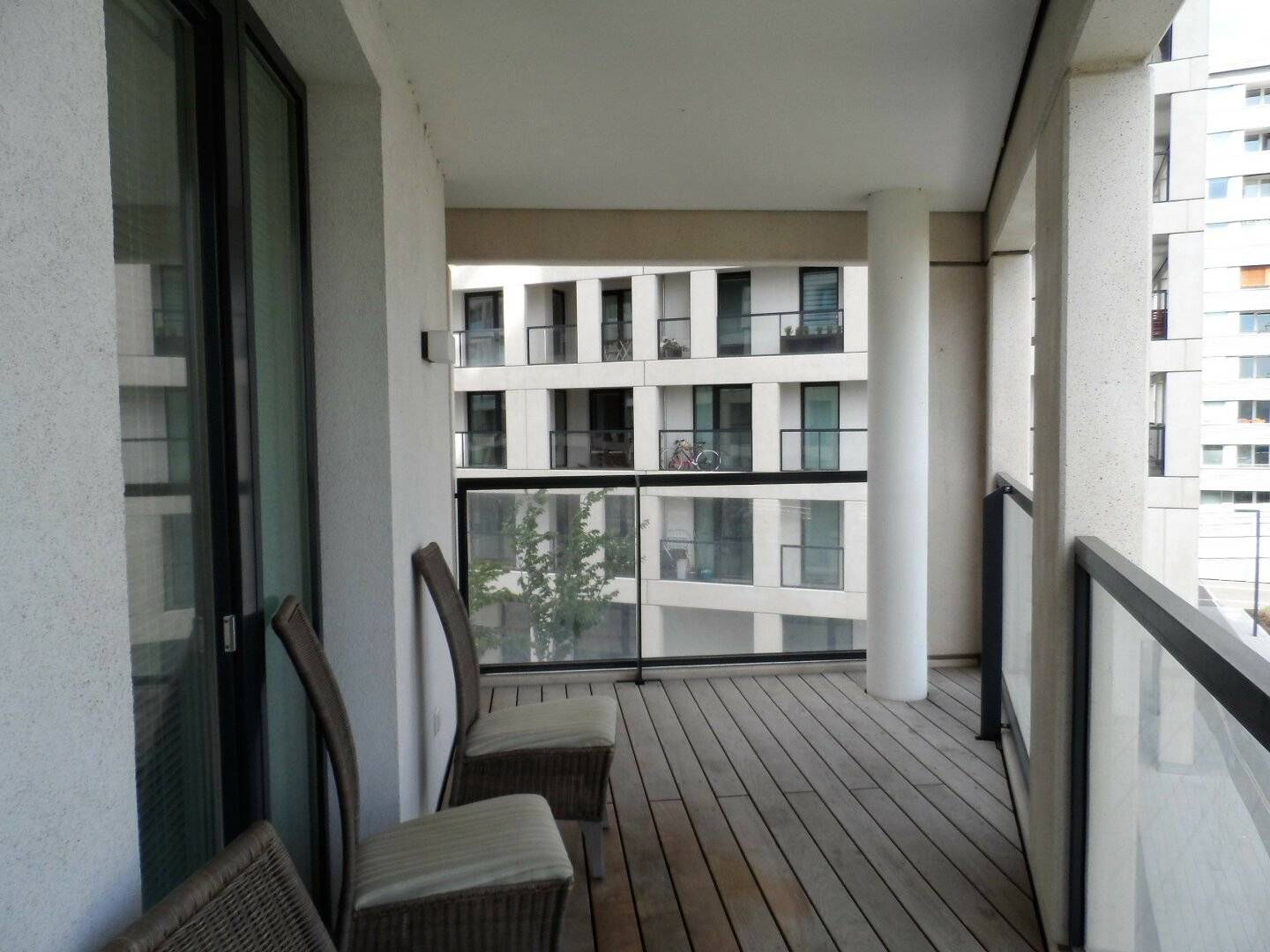Freshly renovated 3-room apartment with loggia on 105 m² of usable living space near UNO-CITY
