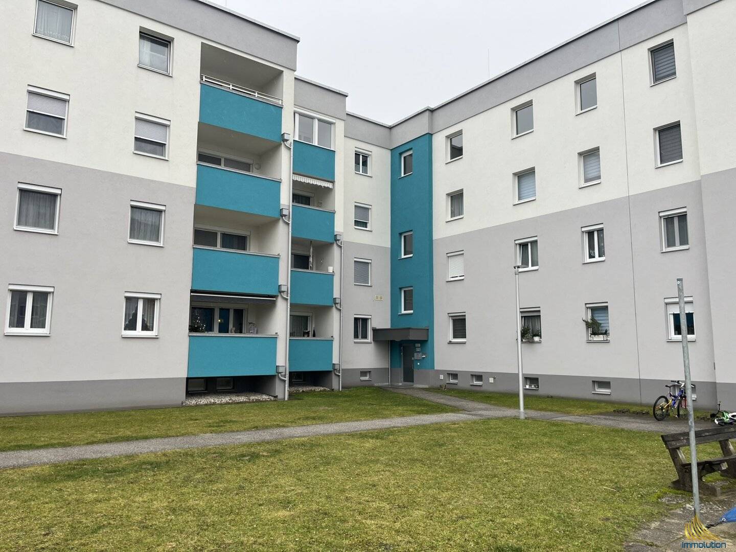 Teilsaniert Wohnung mit Loggia und Stellplatz