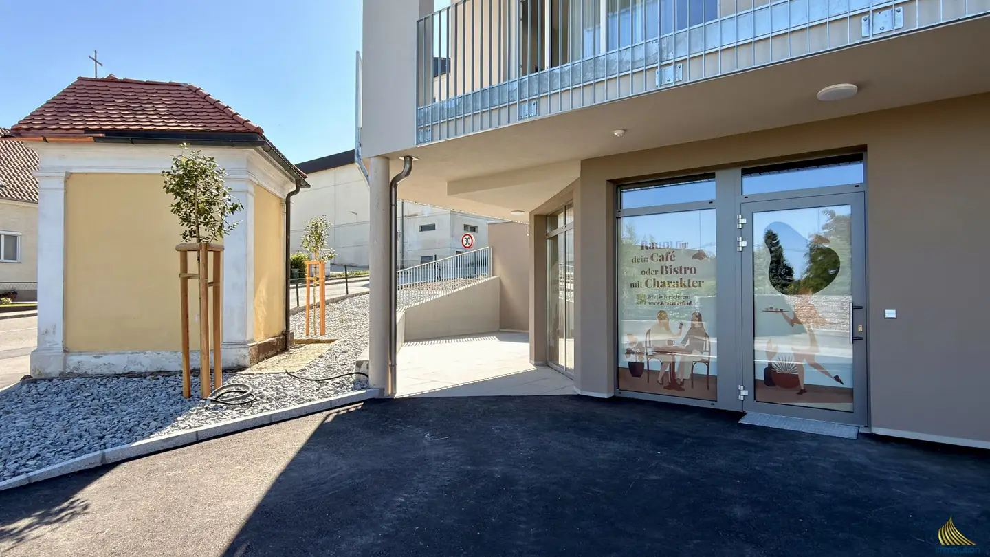 Neubau-Café im Zentrum von Hofkirchen im Traunkreis | Kauf oder Miete möglich