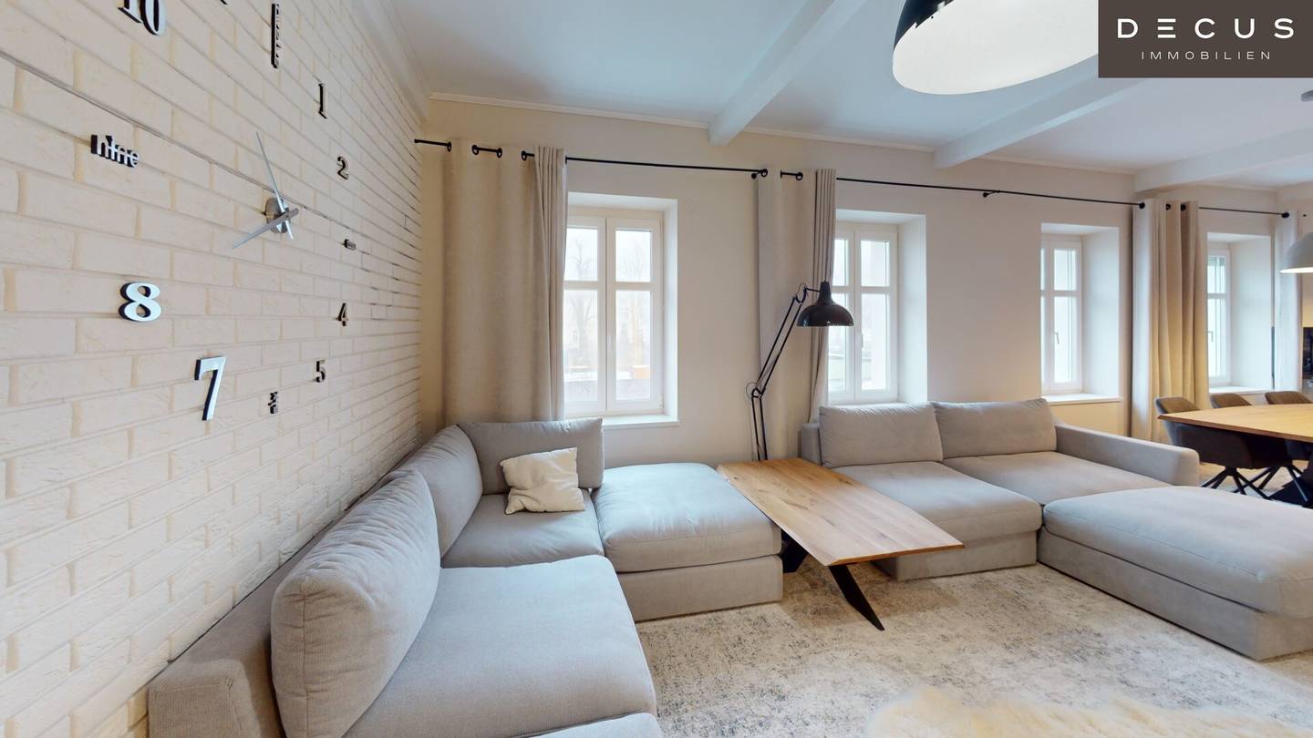 Large single-family house | 1 main residence | 2 secondary apartments | office