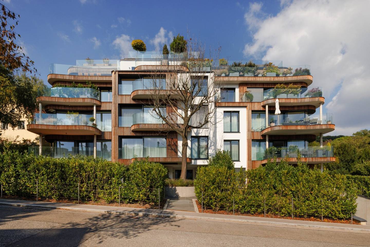 Apartment with private garden and pool in a quiet location