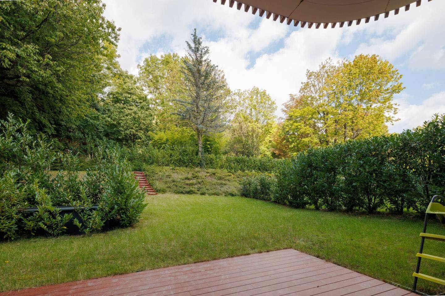 Apartment with private garden and pool in a quiet location