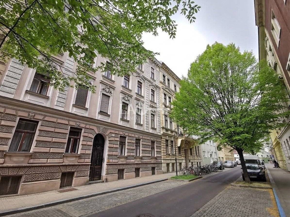 Wohnung Altbau Loggia hohe Decken zentral