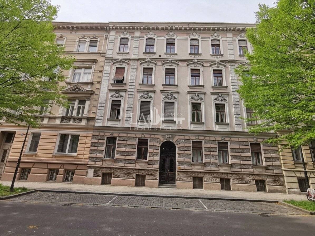 Wohnung Altbau Loggia hohe Decken zentral