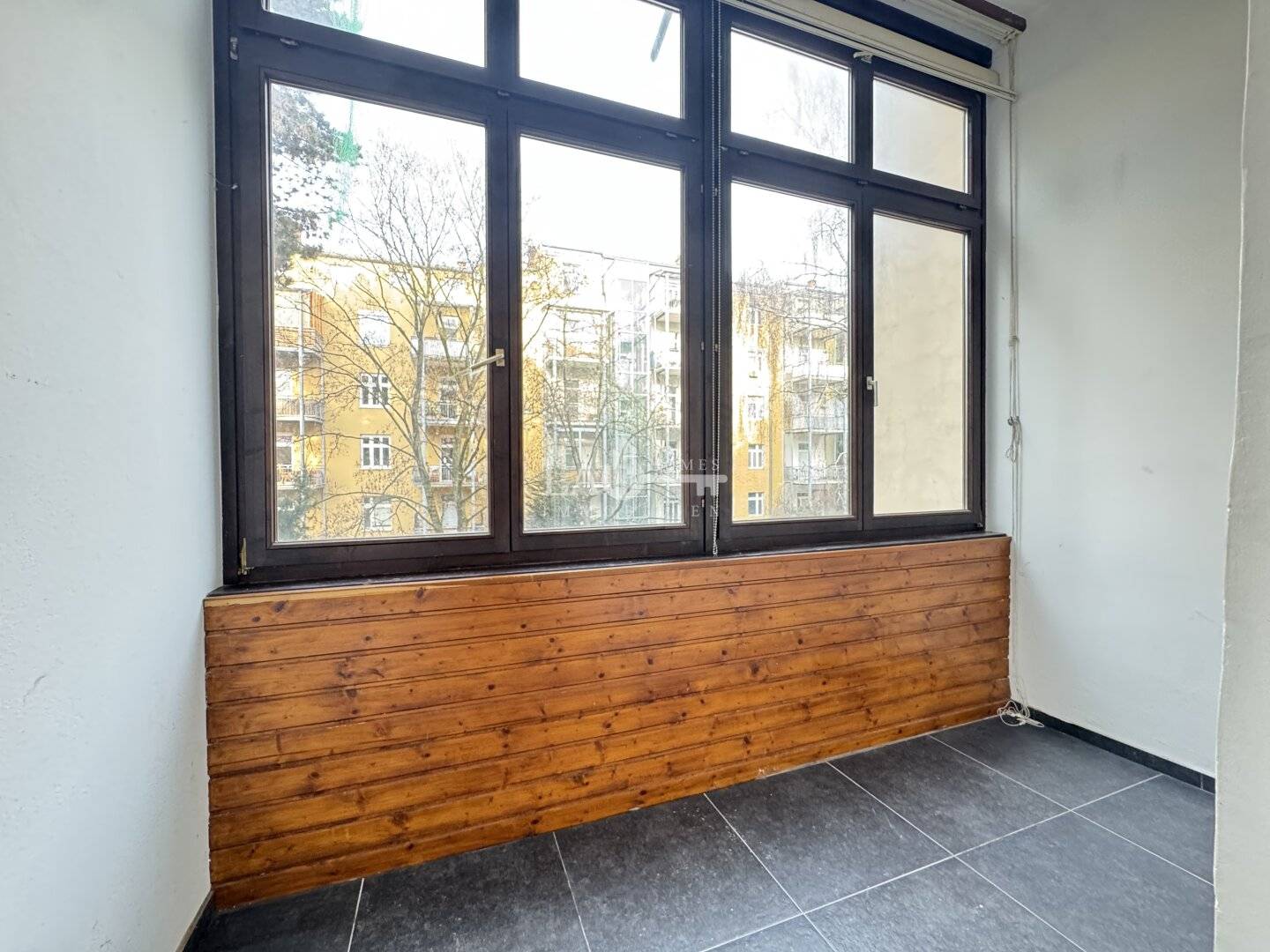 Historic building apartment with loggia and high ceilings