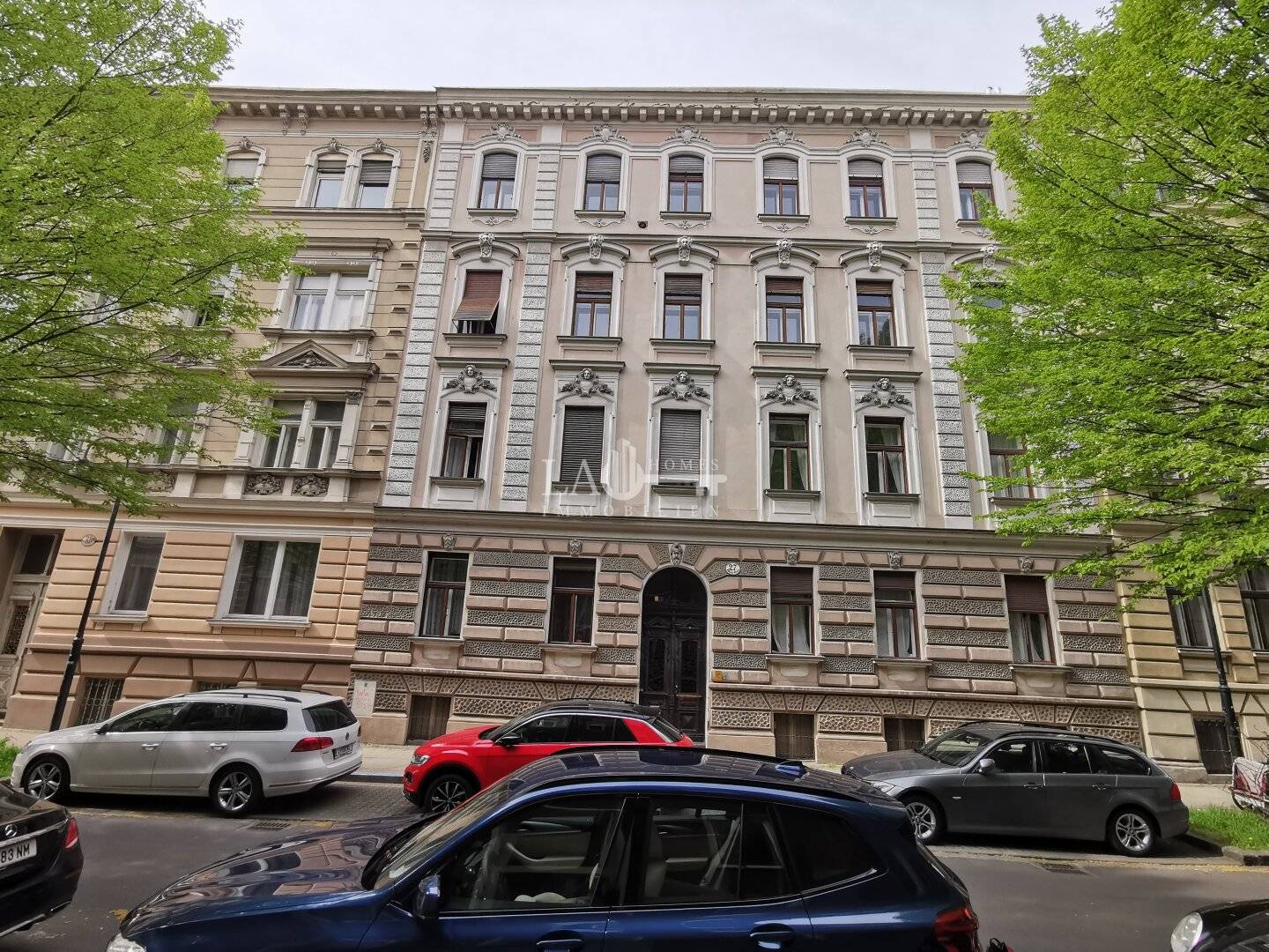 Historic building apartment with loggia and high ceilings