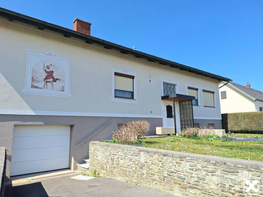 Ansicht mit Garage