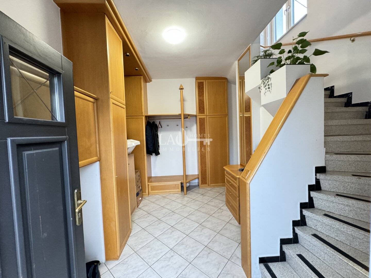 Apartment with garden and balcony in the center