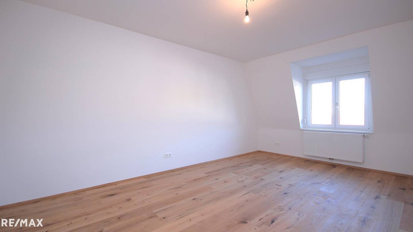 Apartment newly renovated balcony central location