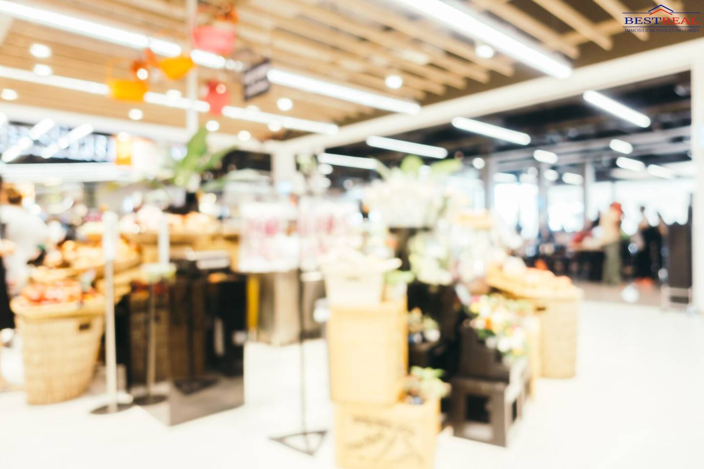 Large commercial space in pedestrian zone branch free