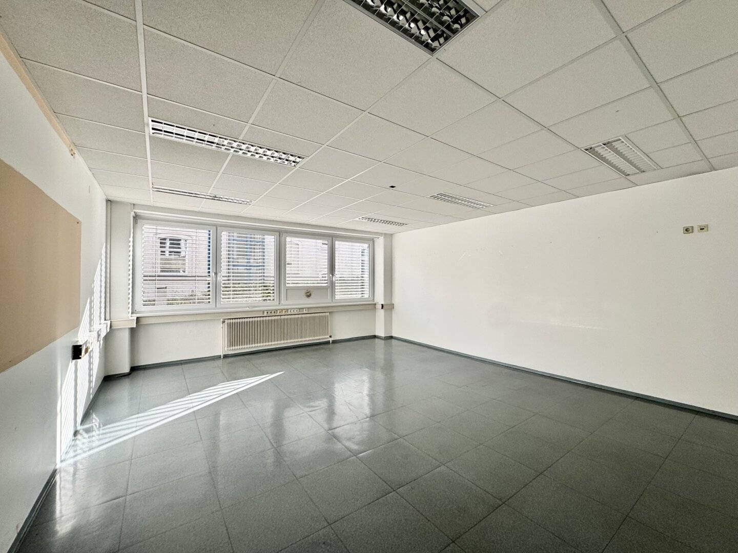 Entire 1st floor in an office building near U4 and U6! Diverse possibilities - seminars, law firm, practice, studio and more!