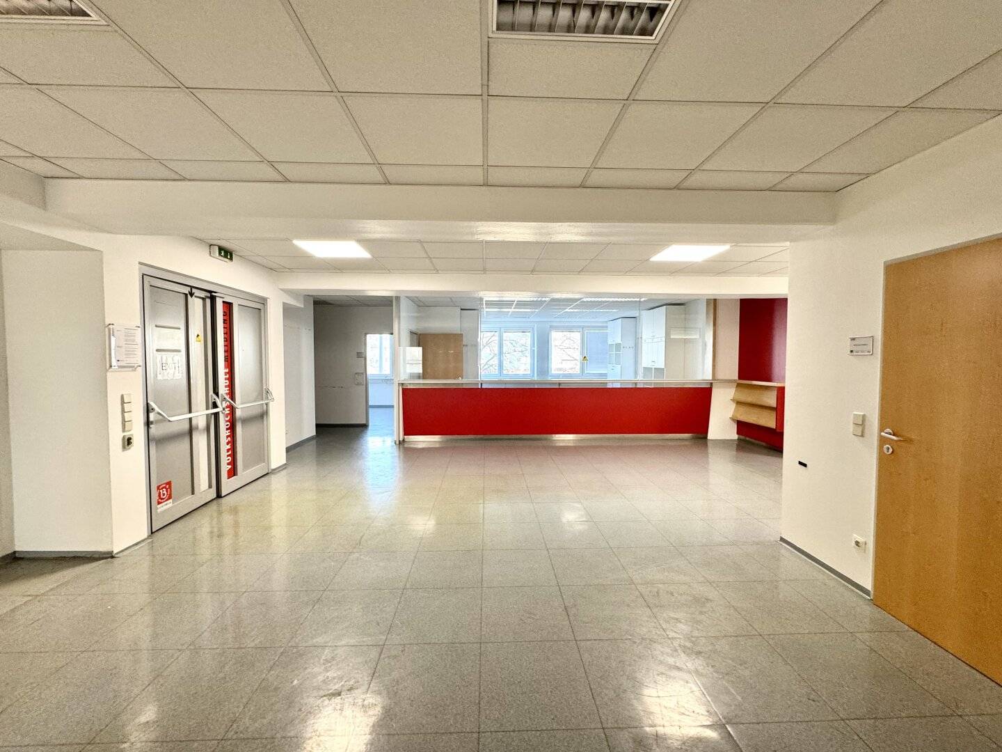 Entire 1st floor in an office building near U4 and U6! Diverse possibilities - seminars, law firm, practice, studio and more!