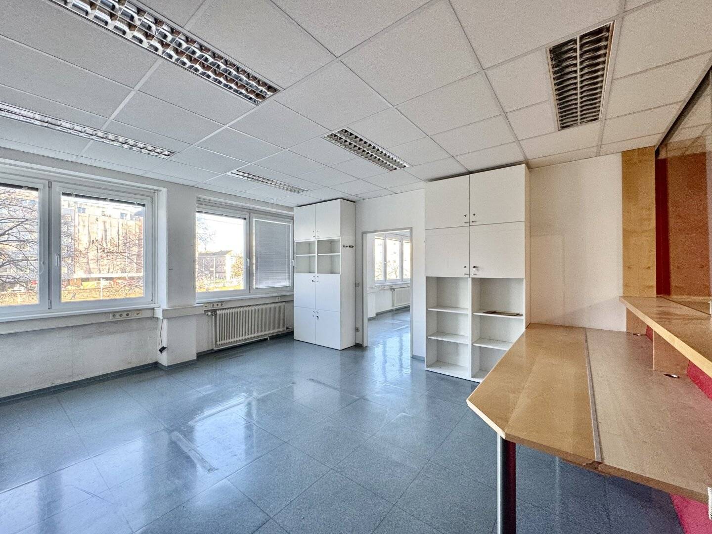 Entire 1st floor in an office building near U4 and U6! Diverse possibilities - seminars, law firm, practice, studio and more!