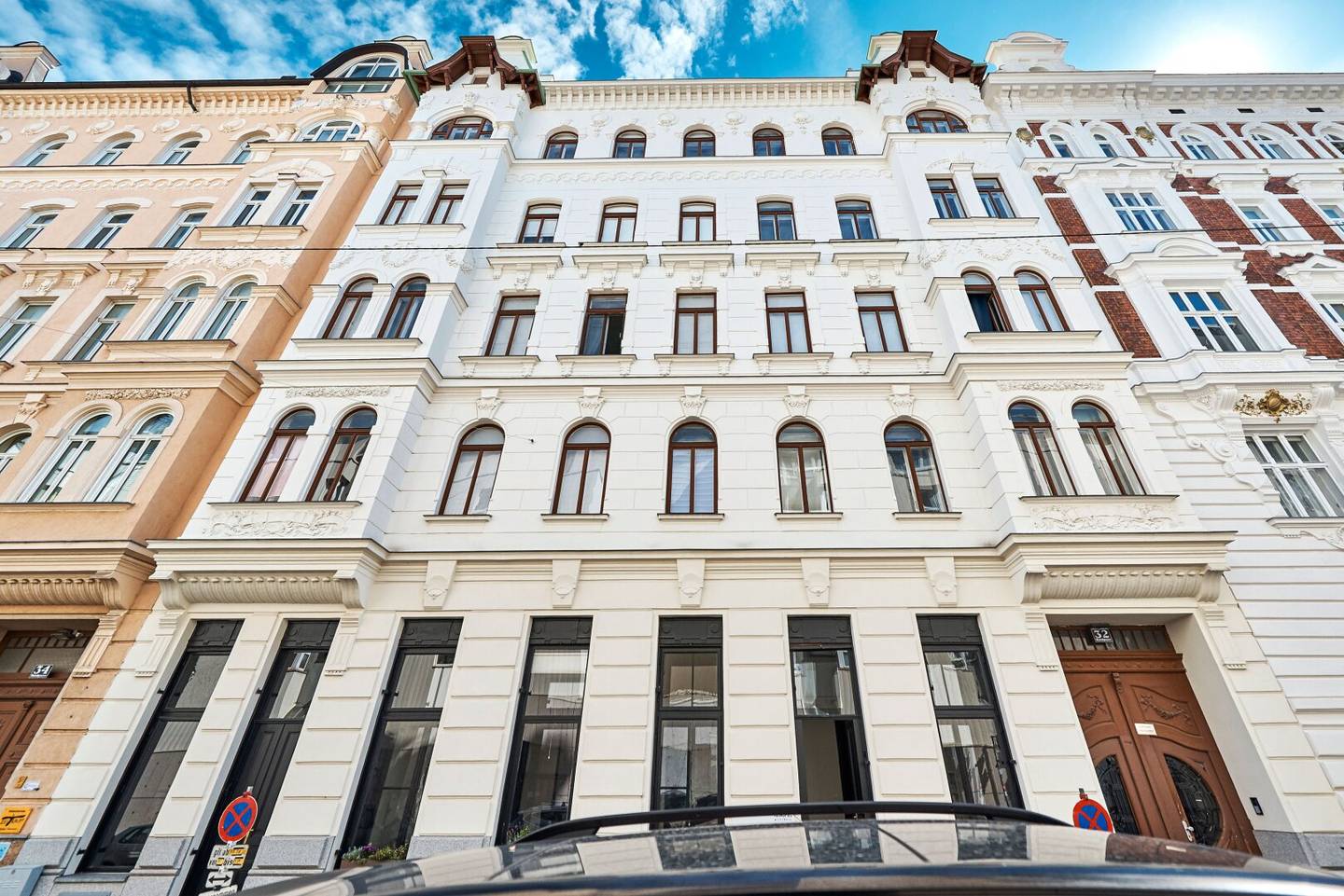 Nächst Neubaugasse! Südwestseitiger 4-Zimmer-Altbau mit Balkon in ruhiger Seitengasse!
