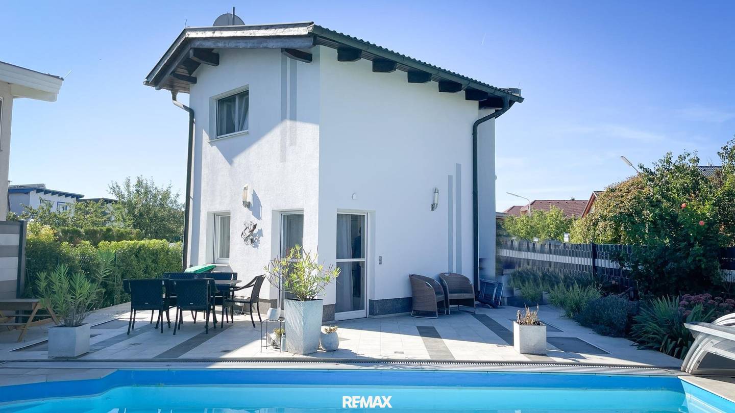 Large property with pool and wonderful tranquility what more could you want