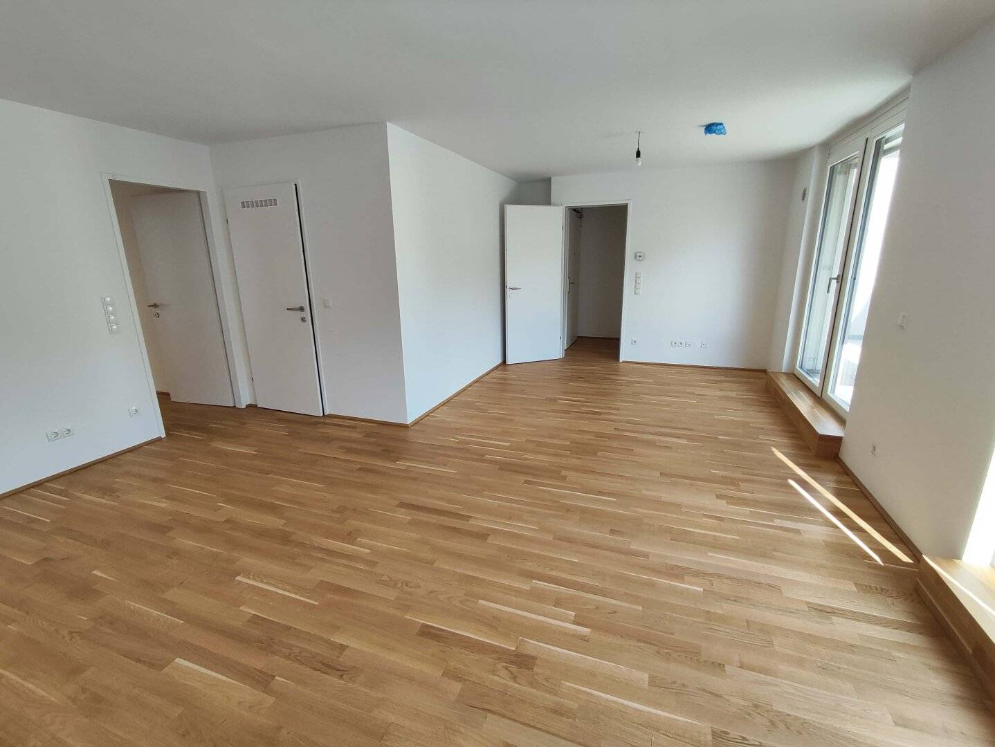 INVESTOR OR OWNER OCCUPIER! SUNNY NEW BUILD 3-room FIRST OCCUPANCY with terrace on 4th floor Top 1/27