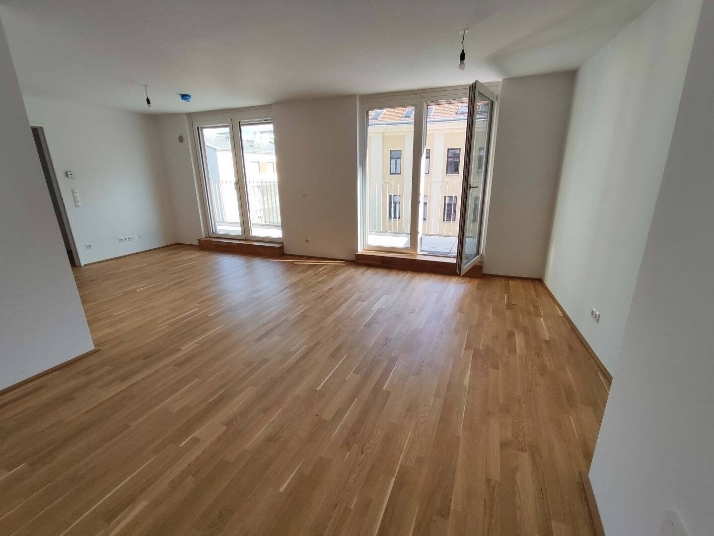 INVESTOR OR OWNER OCCUPIER! SUNNY NEW BUILD 3-room FIRST OCCUPANCY with terrace on 4th floor Top 1/27