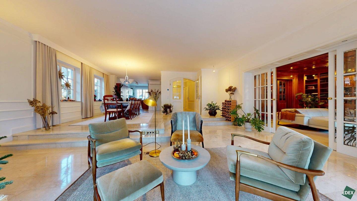 Elegant villa in idyllic Wienerwald location with pool and large garden
