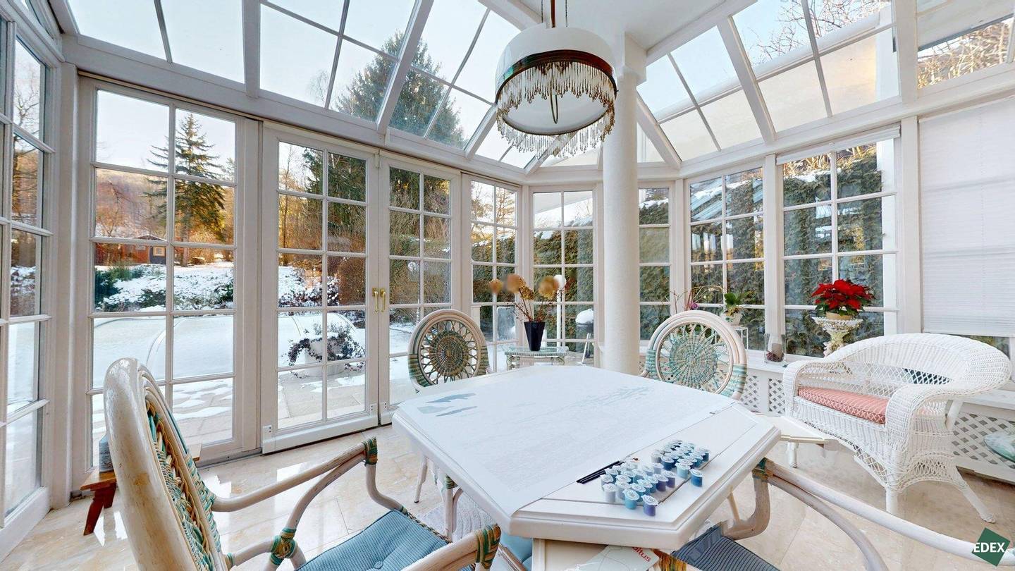 Elegant villa in idyllic Wienerwald location with pool and large garden