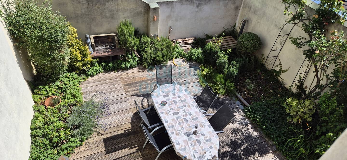 NEUER PREIS! Familienfreundliches Stadthaus mit Entwicklungspotential, 6 Zimmern und Terrasse