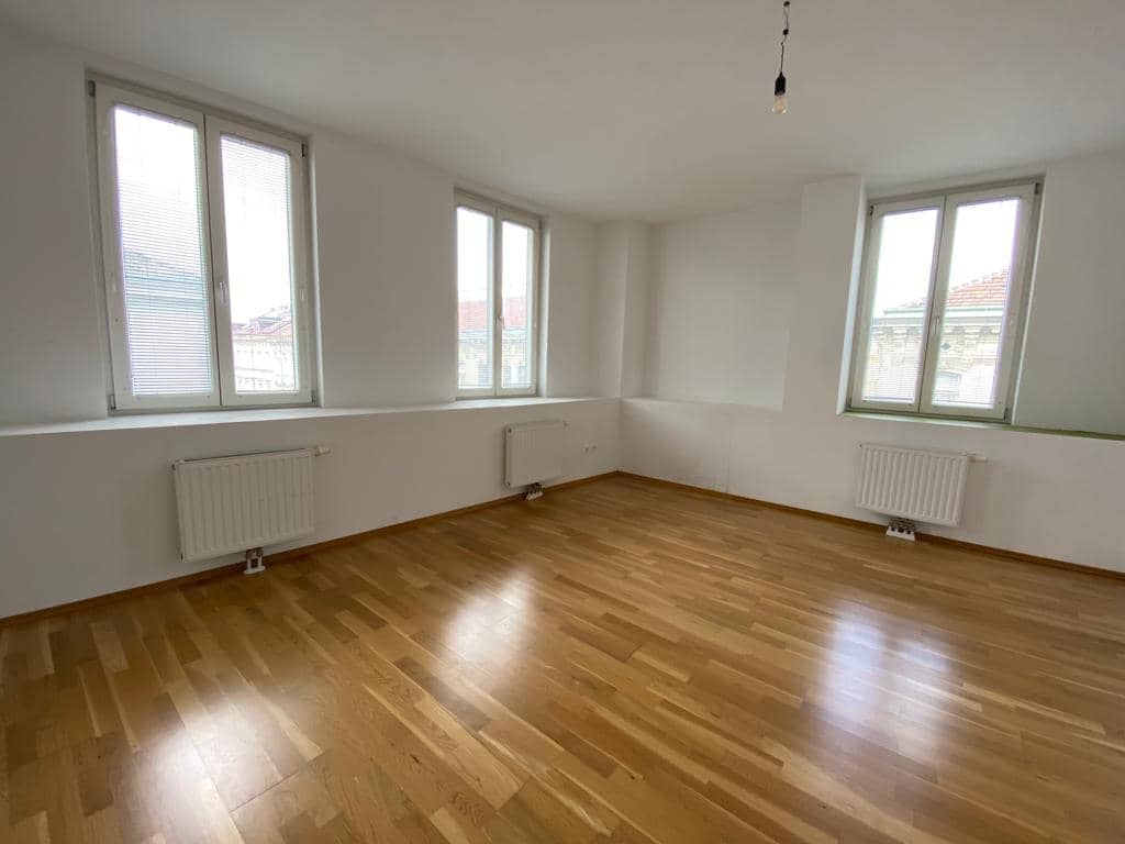 Top floor apartment with terrace and elevator