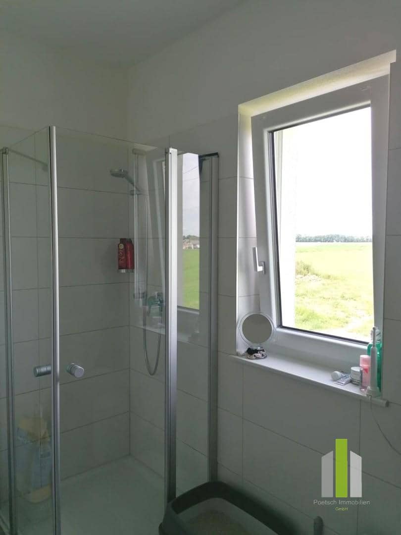 Neuwertige Wohnung mit Terrasse nahe Seen
