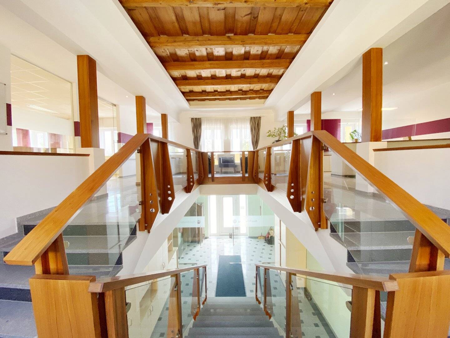 Großzügiges, modernes Büro in beeindruckendem Vierkanthof Nähe A9