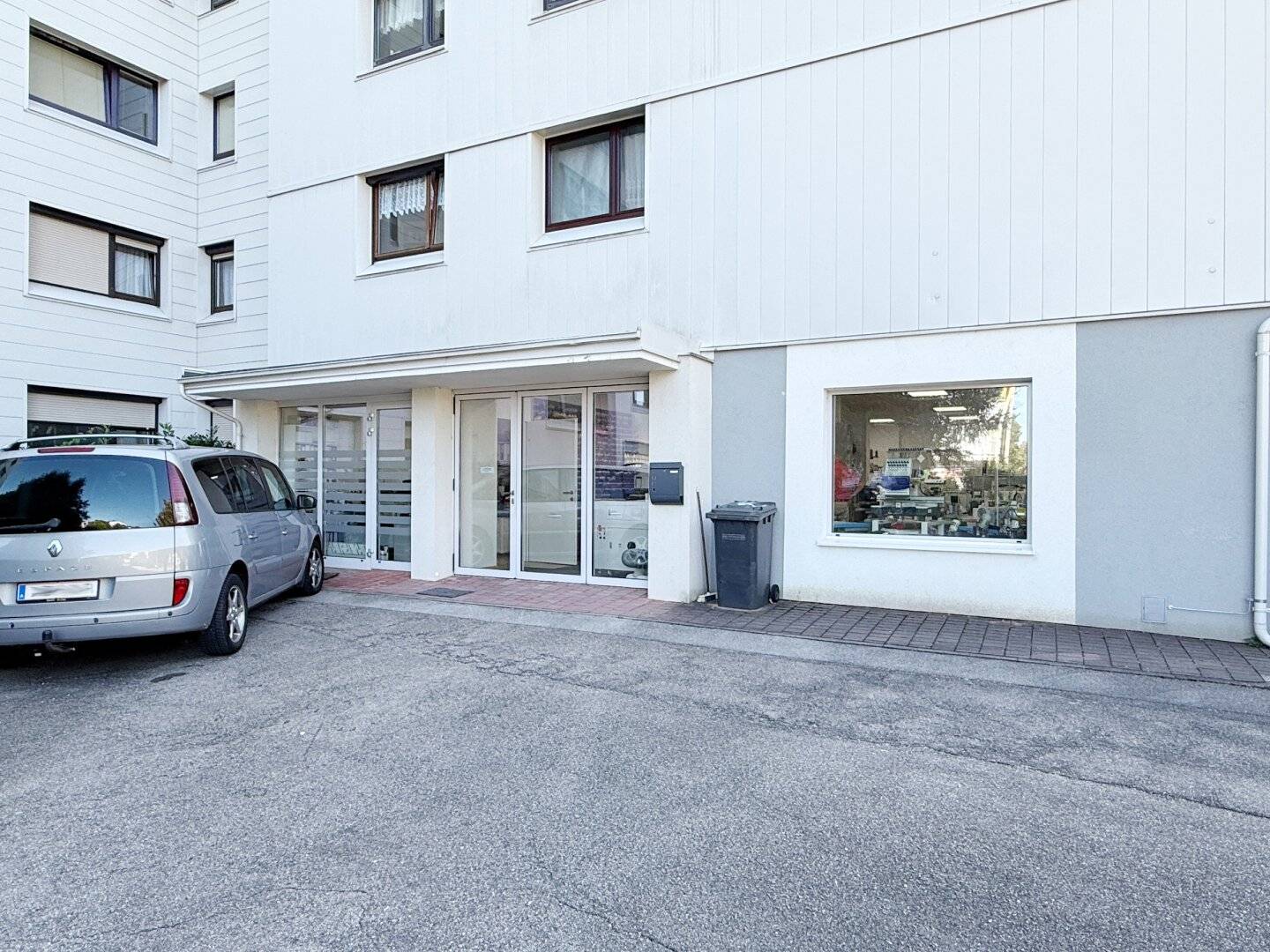 Geschäftslokal / Büro / Praxis mit Parkmöglichkeit direkt vor der Haustüre