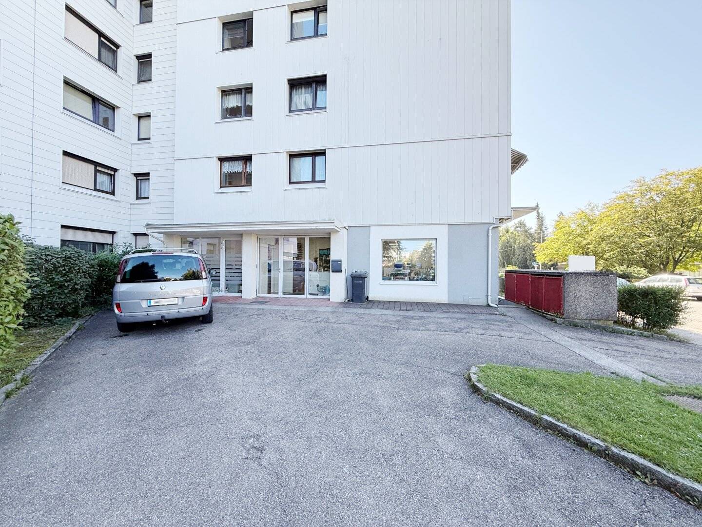 Geschäftslokal / Büro / Praxis mit Parkmöglichkeit direkt vor der Haustüre